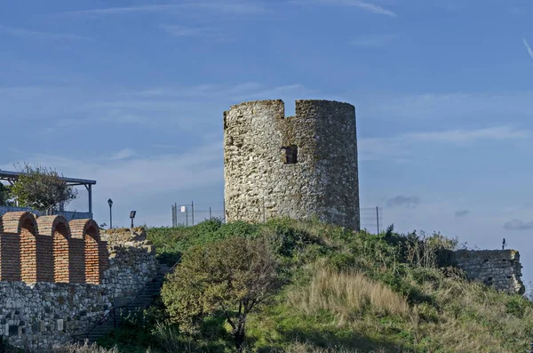 Torre Vigia Arruinada Pedra Com Paredes Tijolo Torno Fortificação Ocidental — Fotografia de Stock