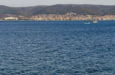 Nessebar, Bulgaristan - 29 Ekim 2018: Deniz manzarası shore Resort şehir Nessebar Sveti Vlas ve dağ doğru tarafından karadeniz üzerinde Balkan, Bulgaristan, Avrupa. Burada ziyaret.  