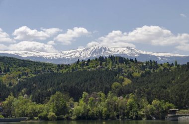 Bahar pitoresk Barajı çevre doğru bak, tatil köyü Pancharevo Plana dağ ve kış Vitosha mountain, Sofia, Bulgaristan