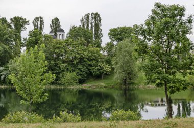 Bir yerleşim bölgesi mahalle Kilisesi modern mimarisi, göl ve bell, Drujba, Sofya, Bulgaristan ile bir parçası bahar Panoraması  