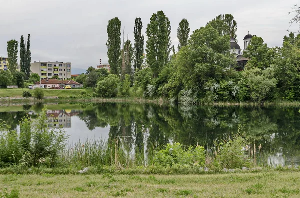 Wiosną Panorama Części Dzielnicy Mieszkalnej Dzielnicy Wzdłuż Jeziora Zielonych Drzew — Zdjęcie stockowe