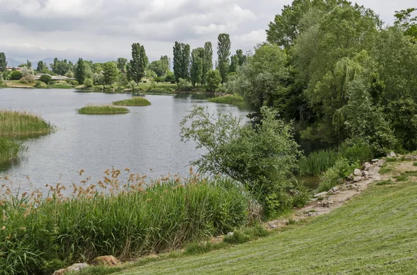 Panorama Primavera Una Parte Del Barrio Residencial Junto Lago Con — Foto de Stock