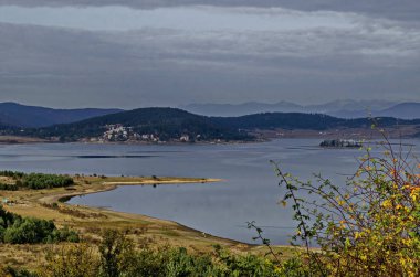 Sonbahar görünümü şaşırtıcı tatil köyü Tsigov chark resort ve Batak Baraj Gölü, Rodop Dağları, Bulgaristan