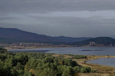 Sonbahar görünümü şaşırtıcı tatil köyü Tsigov chark resort ve Batak Baraj Gölü, Rodop Dağları, Bulgaristan