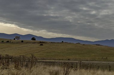 Kıyı sonbahar glade, orman ve Rodop Dağları, Bulgaristan Hill'deki Batak Baraj Gölü Panoraması 
