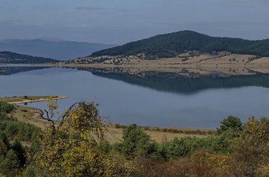 Batak Baraj Gölü, kıyı sonbahar glade, yansıma ve Rodop Dağları, Bulgaristan Hills'te ile orman genel görünümü   