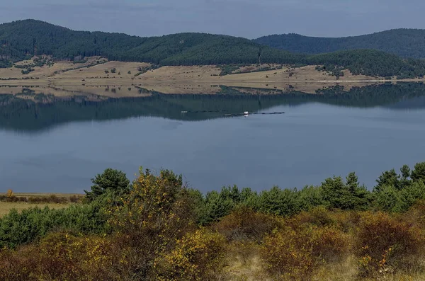 保加利亚罗多普山巴塔克大坝水库 沿海秋林 有反射的森林和丘陵景观 — 图库照片