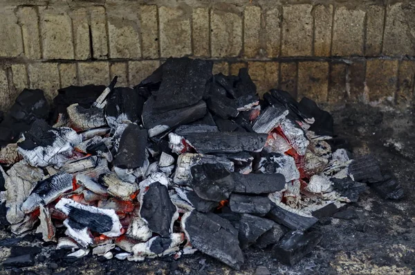 Parte Alvenaria Tijolo Fogão Para Churrasco Com Carvão Vegetal Chamas — Fotografia de Stock