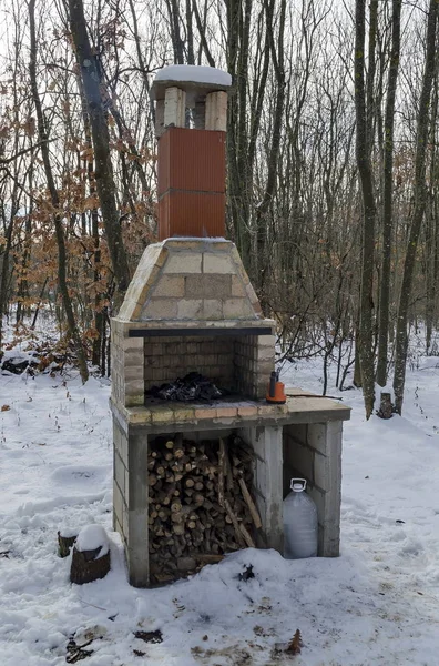 Ofen Ziegelmauerwerk Zum Grillen Verschneiten Wald Mit Holzkohle Der Nähe — Stockfoto