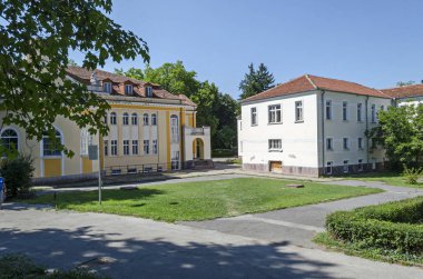 Varshets kasabası, Bulgaristan - 21 Temmuz 2018: Yeni ve eski Mineral Banyosu, Sun Garden, Varshets kaplıca kasabası, Montana Eyaleti, Bulgaristan, Avrupa'nın parçalarıyla antik Mimari Topluluk Banite'nin bir parçası. Yerinde ziyaret edin.  