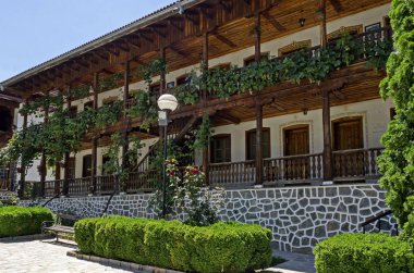 Klisura Manastırı, Bulgaristan - 21 Temmuz 2018: 12. yüzyılda kurulan Klisura Manastırı St. Cyril ve St. Methodius'taki dış antik manastır evinin bir kısmı, Balkan dağı, Varshets kasabası yakınlarında, Bulgaristan, Avrupa. Yerinde ziyaret edin. 