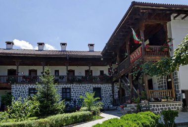 Klisura Manastırı, Bulgaristan - 21 Temmuz 2018: 12. yüzyılda kurulan Klisura Manastırı St. Cyril ve St. Methodius'taki dış antik manastır evinin bir kısmı, Balkan dağı, Varshets kasabası yakınlarında, Bulgaristan, Avrupa. Yerinde ziyaret edin. 