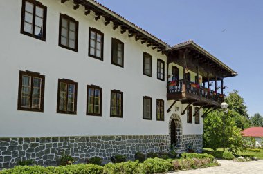 Klisura Manastırı, Bulgaristan - 21 Temmuz 2018: 12. yüzyılda kurulan Klisura Manastırı St. Cyril ve St. Methodius'taki dış antik manastır evinin bir kısmı, Balkan dağı, Varshets kasabası yakınlarında, Bulgaristan, Avrupa. Yerinde ziyaret edin. 