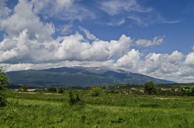 Vitosha dağı yakınlarındaki Plana dağında Bulgar köyü Plana'nın dağ glade, orman ve yerleşim bölgesi ile bahar sahnesi, Bulgaristan  