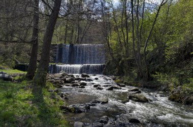 Köy Bistritsa ve köy Pancharevo arasında nehir Bistritsa şelale çağlayan Part Genel görünümü, Vitosha dağ turizm ve seyahat için yer, Bulgaristan 