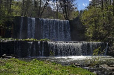 Köy Bistritsa ve köy Pancharevo arasında nehir Bistritsa şelale çağlayan Part Genel görünümü, Vitosha dağ turizm ve seyahat için yer, Bulgaristan 