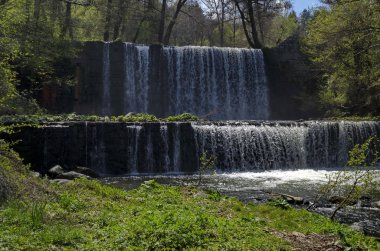 Köy Bistritsa ve köy Pancharevo arasında nehir Bistritsa şelale çağlayan Part Genel görünümü, Vitosha dağ turizm ve seyahat için yer, Bulgaristan 
