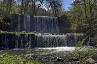 Köy Bistritsa ve köy Pancharevo arasında nehir Bistritsa şelale çağlayan Part Genel görünümü, Vitosha dağ turizm ve seyahat için yer, Bulgaristan 