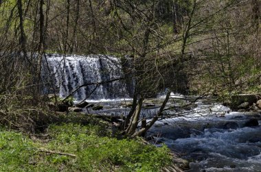 Köy Bistritsa ve köy Pancharevo arasında nehir Bistritsa şelale çağlayan Part Genel görünümü, Vitosha dağ turizm ve seyahat için yer, Bulgaristan 