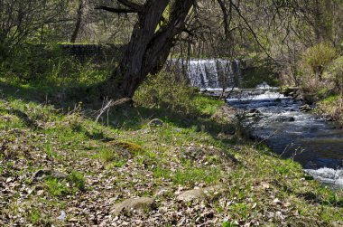 Köy Bistritsa ve köy Pancharevo arasında nehir Bistritsa şelale çağlayan Part Genel görünümü, Vitosha dağ turizm ve seyahat için yer, Bulgaristan 