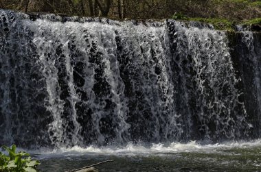 Köy Bistritsa ve köy Pancharevo, Vitosha dağ, Bulgaristan seyahat için yer arasında nehir Bistritsa çağlayan şelale parçası yakın çekim görüntüleyin  