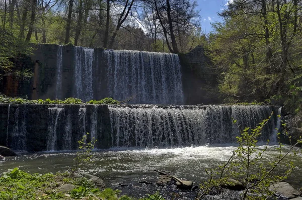 Köy Bistritsa ve köy Pancharevo arasında nehir Bistritsa şelale çağlayan Part Genel görünümü, Vitosha dağ turizm ve seyahat için yer, Bulgaristan 