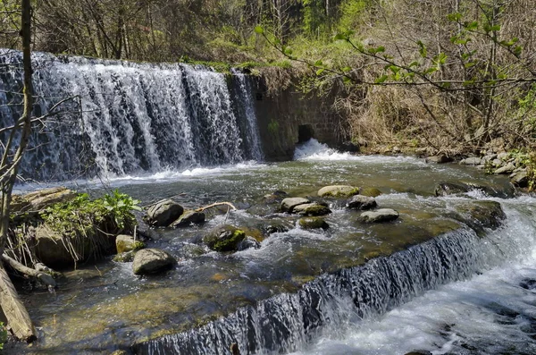 Köy Bistritsa ve köy Pancharevo, Vitosha dağ, Bulgaristan seyahat için yer arasında nehir Bistritsa şelale çağlayan parçası yakından bakın