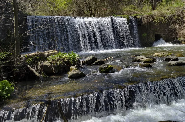 Vista Primo Piano Parte Cascata Del Fiume Bistritsa Tra Villaggio — Foto Stock