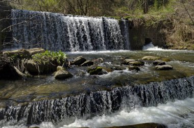 Köy Bistritsa ve köy Pancharevo, Vitosha dağ, Bulgaristan seyahat için yer arasında nehir Bistritsa şelale çağlayan parçası yakından bakın