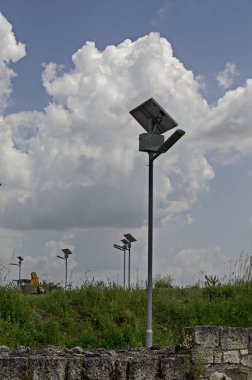Arkeolojik kompleksi Abritus antik duvarları geri ve turistler için hazırlamak, mevcut kasaba Razgrad, Bulgaristan, Avrupa'da güneş paneli ile güneş Led aydınlatma sütun sistemi kurmak 