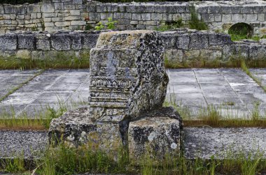  Arkeolojik Kompleksi Abritus mevcut şehir Razgrad, Bulgaristan, Avrupa'da antik Roma kentinde bina iç duvarları ve sütunların bir kısmının birincil koruma ile  