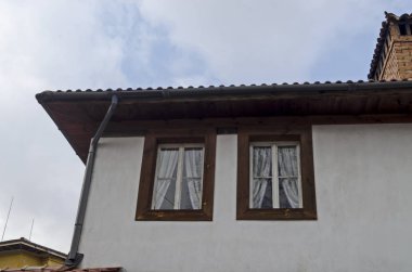 Koprivshtitsa town, Bulgaristan - 03 Mart 2019: Ahşap pencereler ve pitoresk eve, Koprivshtitsa, Bulgaristan, Avrupa ile parlak renkli evde boyalı parça. Yerinde ziyaret edin. 