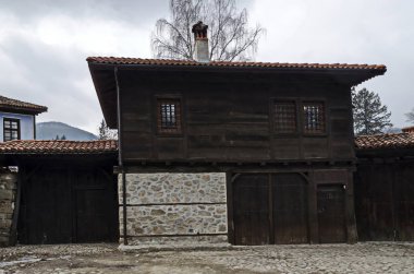 Koprivshtitsa kasabası, Bulgaristan - 03 Mart 2019: Parlak renklerde evler, taş duvarlar, ahşap pencereler, verandalar ve pitoresk duves boyalı otantik benzersiz yerleşim bölgesi, Koprivshtitsa kasaba, Bulgaristan, Avrupa. Yerinde ziyaret edin.  