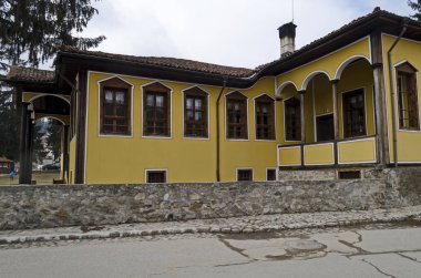 Koprivshtitsa kasabası, Bulgaristan - 03 Mart 2019: Küçük dağ kasabası Koprivshtitsa'da antik okul binası, Bulgaristan, Avrupa. Yerinde ziyaret edin.