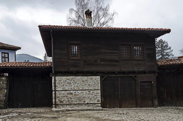 Koprivshtitsa Kasabası Bulgaristan Mart 2019 Parlak Renklerde Evler Taş Duvarlar — Stok fotoğraf