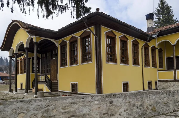 Koprivshtitsa Cidade Bulgária Março 2019 Edifício Escola Antiga Pequena Cidade — Fotografia de Stock