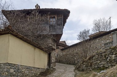 Koprivshtitsa kasabası, Bulgaristan - 03 Mart 2019: Arnavut kaldırımlı sokakları ile eşsiz, verandalar ve pitoresk duves, Koprivshtitsa, Bulgaristan, Avrupa ile parlak renklerevler boyalı kasaba. Yerinde ziyaret edin.  