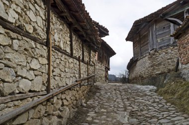 Koprivshtitsa kasabası, Bulgaristan - 03 Mart 2019: Arnavut kaldırımlı sokakları ile eşsiz, verandalar ve pitoresk duves, Koprivshtitsa, Bulgaristan, Avrupa ile parlak renklerevler boyalı kasaba. Yerinde ziyaret edin.  