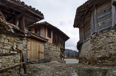 Koprivshtitsa kasabası, Bulgaristan - 03 Mart 2019: Arnavut kaldırımlı sokakları ile eşsiz, verandalar ve pitoresk duves, Koprivshtitsa, Bulgaristan, Avrupa ile parlak renklerevler boyalı kasaba. Yerinde ziyaret edin.  