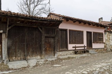 Koprivshtitsa kasabası, Bulgaristan - 03 Mart 2019: Arnavut kaldırımlı sokakları ile eşsiz, verandalar ve pitoresk duves, Koprivshtitsa, Bulgaristan, Avrupa ile parlak renklerevler boyalı kasaba. Yerinde ziyaret edin.  