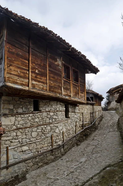 Koprivshtitsa kasabası, Bulgaristan - 03 Mart 2019: Arnavut kaldırımlı sokakları ile eşsiz, verandalar ve pitoresk duves, Koprivshtitsa, Bulgaristan, Avrupa ile parlak renklerevler boyalı kasaba. Yerinde ziyaret edin.  