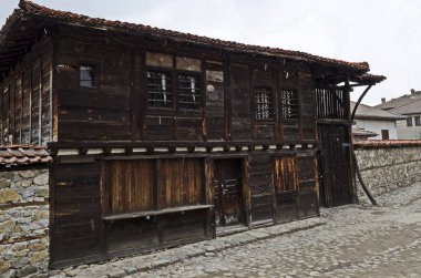 Koprivshtitsa kasabası, Bulgaristan - Mart 03, 2019: Parlak renklerevler, taş duvarlar, ahşap pencereler, verandalar ve kar yağışı pitoresk duves boyalı otantik benzersiz yerleşim bölgesi, Koprivshtitsa kasaba, Bulgaristan, Avrupa. Yerinde ziyaret edin