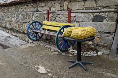 Koprivshtitsa kasabası, Bulgaristan - 03 Mart 2019: Satılık bir sokak tezgahında sergilenen çuvallar içinde taze patates, Kasaba Koprivshtitsa, Bulgaristan, Avrupa. Yerinde ziyaret edin.  
