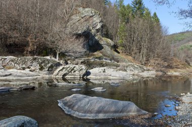 Sonbahar ormanı, büyük kayalar ve taşlar, Teteven kasabası, Bulgaristan, Avrupa yakınında akan dağ nehri ile muhteşem manzara 