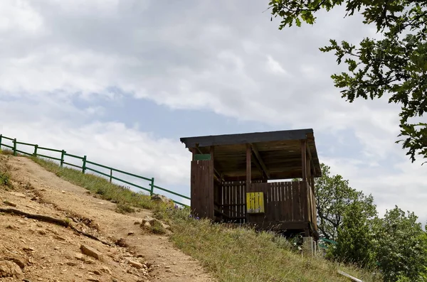 ストブのピラミッドに向かう道の近くの休息のための木製の山の避難所 リラ山の西のシェア キュステンディル地域 ブルガリア ヨーロッパ — ストック写真