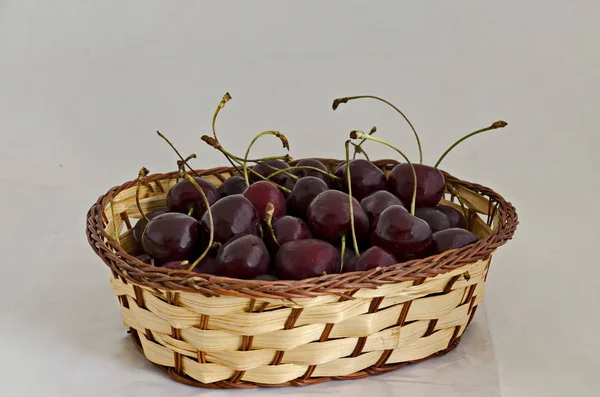 Cerezas Rojas Orgánicas Frescas Con Tallos Una Canasta Mimbre Sofía —  Fotos de Stock