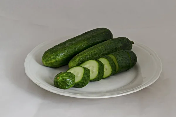 Dos Pepinos Enteros Uno Con Rodajas Plato Sofia Bulgaria — Foto de Stock