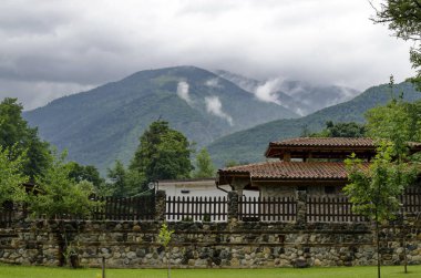 Dupnitsa yakınlarındaki Rila Park'ta turist kullanımı için barbekü için tuğla sobalı evlere bir bakış, Bulgaristan