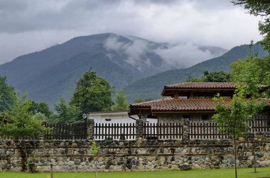 Dupnitsa yakınlarındaki Rila Park'ta turist kullanımı için barbekü için tuğla sobalı evlere bir bakış, Bulgaristan