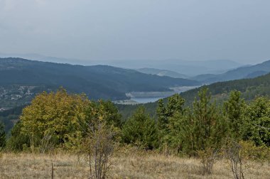 Baraj, rezervuar, göl veya baraj ve köy Muhovo, Ihtiman bölgesi, Bulgaristan, Avrupa vadisine Sredna gora dağının yamacında bir görünüm 